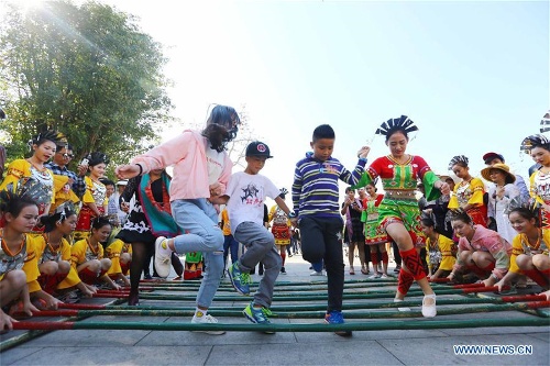 Du khách tham gia múa sạp tại lễ hội ở Tam Á, tỉnh Hải Nam.