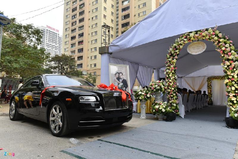 Lễ ăn hỏi và xin dâu của Hoa hậu Thu Ngân được tổ chức vào sáng 9/1. Khoảng hơn 12h, đoàn xe hoa xuất phát từ Hải Phòng có mặt tại nhà chú rể Doãn Phương ở Hà Nội. 
