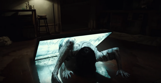Phân đoạn kinh điển của các phiên bản The Ring sẽ được tái hiện lại trong phần phim này: hồn ma Samara bò khỏi màn hình TV với tư thế chực lao ra tấn công nạn nhân xấu số