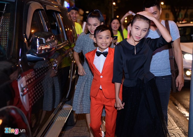 Quán quân Vietnam Idol Kids Hồ Văn Cường tham dự lễ trao giải cùng hai chị gái nuôi Thiên Ngâng và Tuyết Nhung.