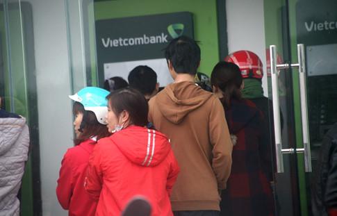 4 ngân hàng bố trí ATM ở khu công nghiệp Bắc Thăng Long nhưng đều chật kín công nhân