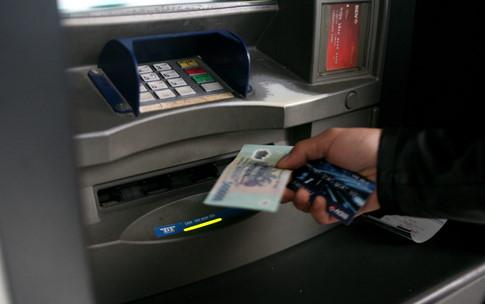 Nhu cầu rút tiền dịp Tết tăng cao khiến các cây ATM bị quá tải