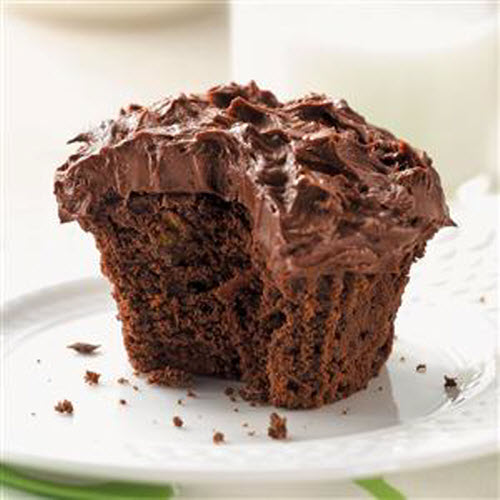 Cupcake sô cô la bí ngòi: Sô cô la không chỉ kết hợp với các loại trái mọng mà còn có thể kết hợp với các loại rau quả khác như bí ngòi để tạo thành món cupcake hấp dẫn, đặc biệt với trẻ em.