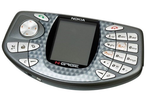 5. Nokia N-Gage: Nokia N-Gage chuyên dành chơi game với đặc trưng từ thiết kế đến tính năng bên trong. Sản phẩm ra đời năm 2002 với kiểu dáng bo tròn và ngoại hình giống với những sản phẩm chơi game tay cầm.  Người dùng còn có thể thi đấu với với nhau qua Bluetooth, tính năng mà tại thời điểm đó chưa sản phẩm nào có được. Tuy nhiên, sau đó, Nokia không còn phát triển dòng N-Gage mà đưa nó trở thành phần mềm trên các sản phẩm N-series.