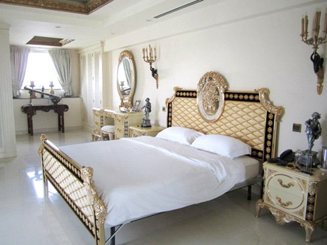 Phòng ngủ được bài trí trang nhã với những đồ nội thất đắt tiền từ giường đến bộ bàn trang điểm, đèn ngủ. Ảnh: Dân Việt.