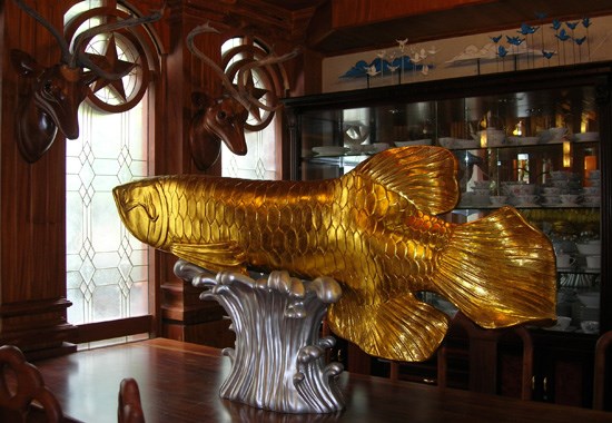 Bên trong căn biệt thự xa hoa của nữ đại gia Diệu Hiền trưng bày nhiều vật phẩm phong thủy như: cá chép hóa long, tứ mã,… Ảnh: Internet.