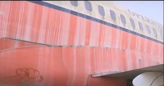 Chiếc Boeing 727-233 sau 10 năm đã có vệt sơn loang lổ, thậm chí có cả hình vẽ ngẫu hứng 
