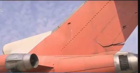 Kết cấu máy bay hư hỏng, nhìn thấy rõ vết nứt ở phần đuôi