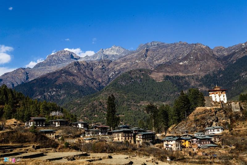 Bhutan được bao quanh bằng nhiều dãy núi tuyết cao hàng nghìn mét, đỉnh cao nhất là Kula Kangri 7.553 m. Những ngôi nhà Bhutan thường được xây thấp tầng để tránh hậu quả của động đất.