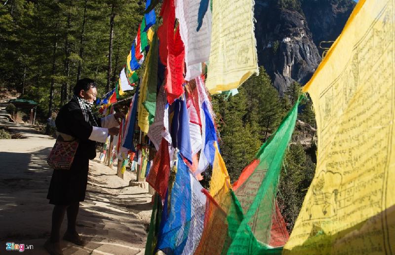 Ông Kang T Wangdi (Paro) treo những lá cờ Lungta nhiều màu sắc cùng các lời cầu nguyện trên đường leo lên tu viện.