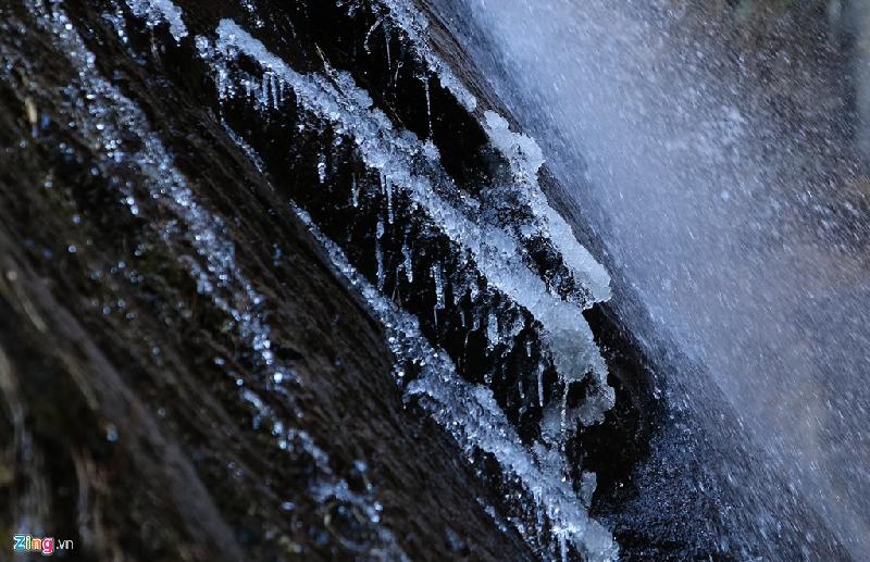 Dù trời nắng nhưng nhiệt độ rất thấp, dưới 4,5 độ C, băng đóng trên các thác nước nhỏ bên đường.