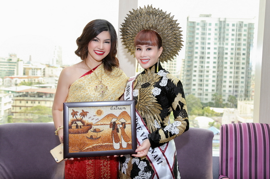 Nhận được lời mời từ hoa hậu Thái Lan, Hằng Nguyễn đã mang món quà là bức tranh gạo để dành tặng cho người bạn của mình. Đồng thời, cô cũng tham gia trình diễn trên sân khấu sự kiện cùng các người đẹp khác. 
