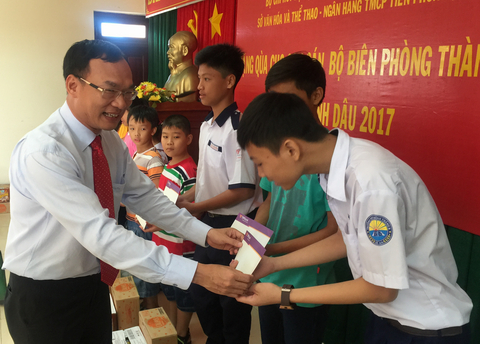 Ông Khúc Văn Họa - Phó Tổng giám đốc TPBank trao quà cho các em nhỏ tại Hải đội 2.