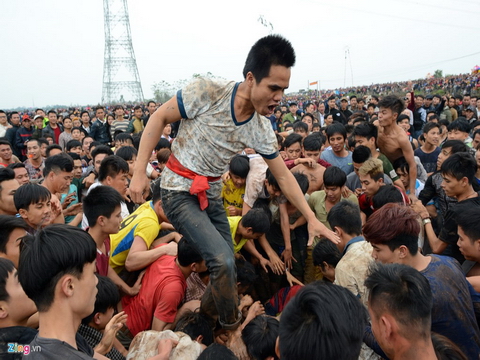 Trai làng băng ruộng, dẫm đạp lên nhau tại lễ hội cướp phết Hiền Quan