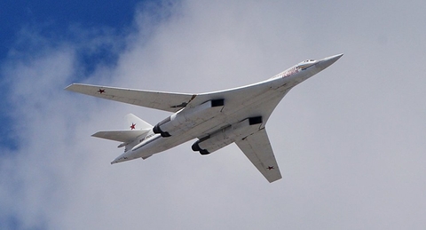 Máy báy ném bom Tu-160 của Nga phô diễn sức mạnh