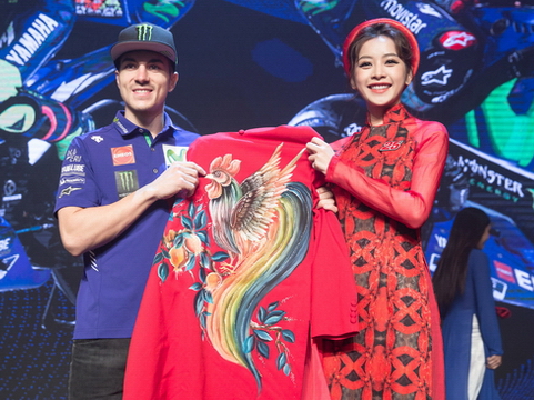 Chi Pu tặng áo dài cho huyền thoại đường đua 9 lần vô địch thế giới