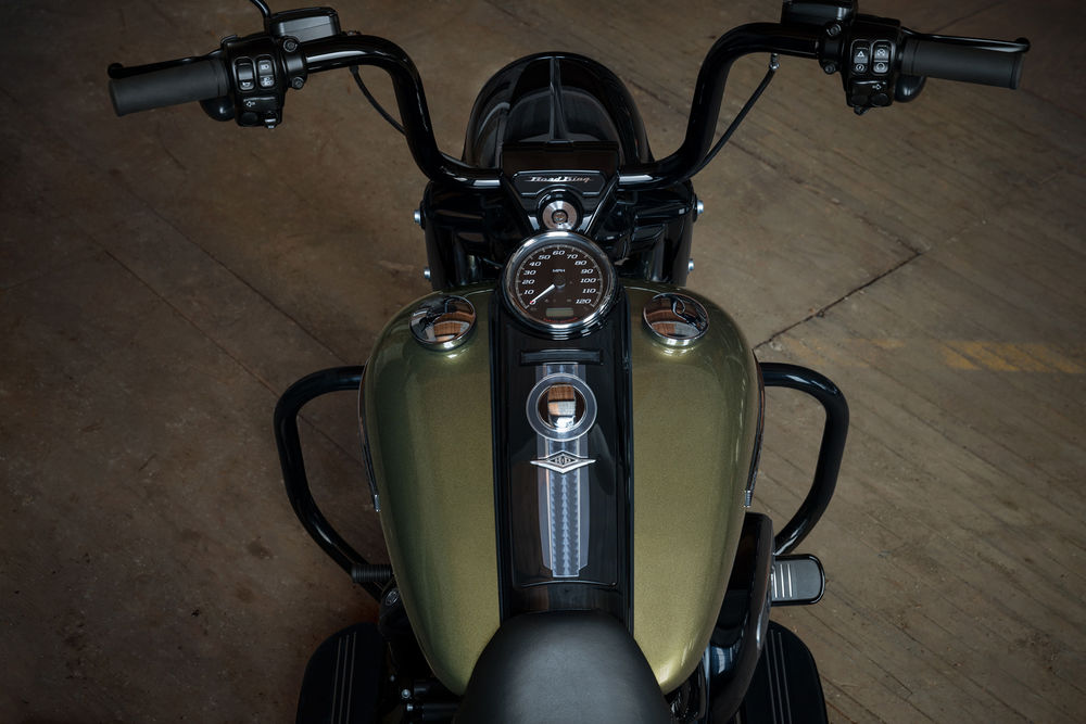 Harley-Davidson Road King Special có tay lái cao 228 mm nhằm mang đến tư thế ngồi thoải mái