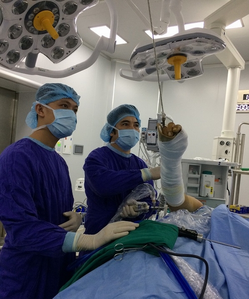 Bác sĩ Nguyễn Công Hoàng cùng ekip tại Vinmec Nha Trang đã mổ nội soi chữa triệt để hội chứng chèn ép dưới mỏm cùng vai cho ông Đào Tú.