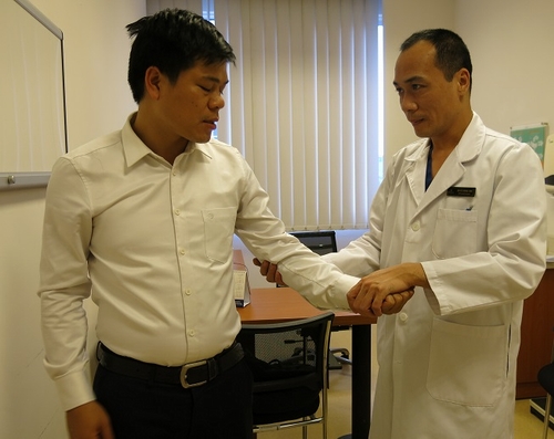 Anh Phan Đức Nguyên (31 tuổi, ở Hà Nội- người bìa trái) cũng đã được điều trị chấn thương khớp vai bằng nội soi khớp vai tại Vinmec Times City.