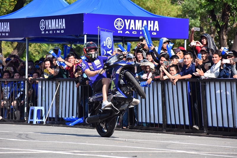 Người dân tham dư sự kiện tại TP Hồ Chí Minh theo dõi tay đua nổi tiếng thế giới điều khiển chiếc Yamaha Exciter