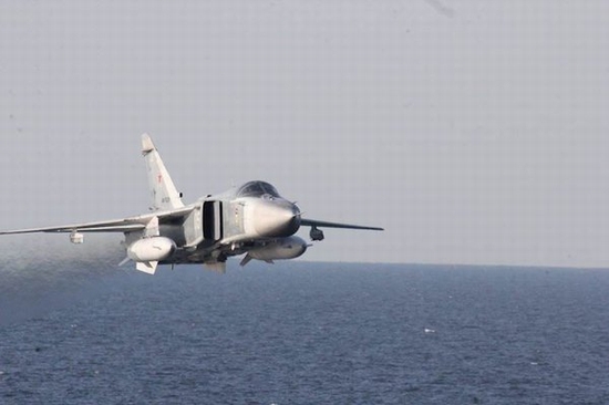Máy bay Nga gầm rú vây đuổi tàu chiến Mỹ