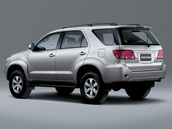 Toyota Fortuner đời 2011, giá tham khảo: 740 triệu đồng