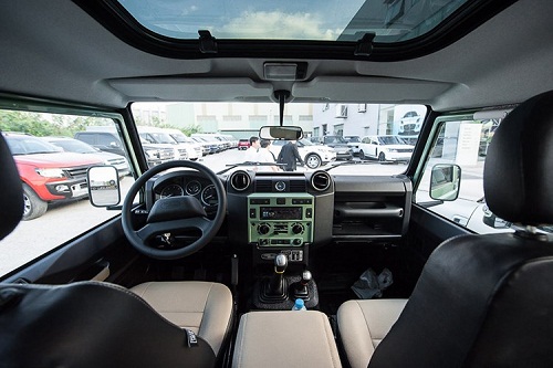Cũng giống như ngoại thất, Land Rover Defender sở hữu nội thất đơn giản với ghế bọc da đen kèm nỉ ngồi dành cho 5 chỗ ngồi với 2 trước, 3 sau. Bên trong nội thất với nhiều chi tiết bằng thép trùng với màu xanh ngoại thất của xe, hệ thống đồng hồ dạng kim đậm chất cổ điển.
