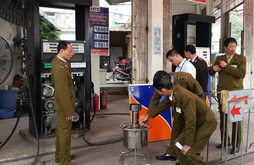 Nhóm nhân viên bán xăng 'móc túi' khách hàng ở Hà Nội bị phạt tù