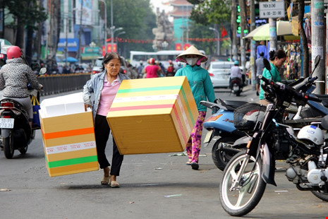Vỉa hè của người đi bộ đang bị lấn chiếm khắp thành phố Hồ Chí Minh