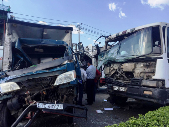 Bốn ô tô tông nhau kinh hoàng trên xa lộ Hà Nội