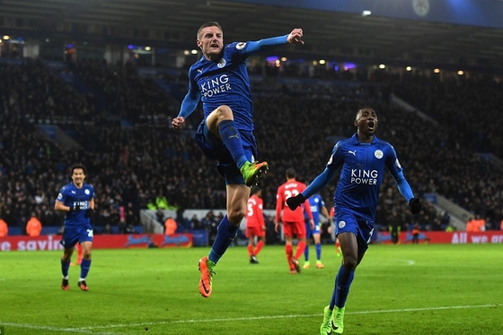 Vardy ăn mừng cú đúp bàn thắng cho Leicester