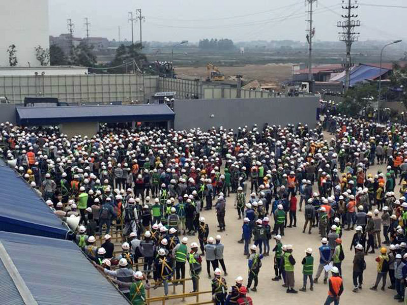 Đám đông xô xát tại nhà máy Sam Sung