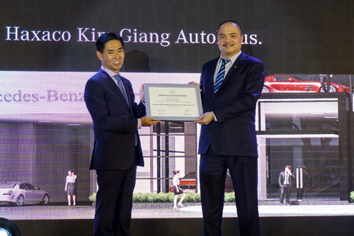 Ông Choi Duk Jun, Giám đốc điều hành khối xe du lịch MBV trao chứng nhận đại lý mới cho ông Đỗ Tiến Dũng, Chủ tịch HĐQT Haxaco.