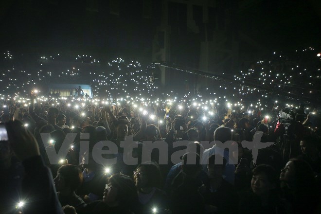 Hàng ngàn người đã cùng nhau bật đèn flash điện thoại để 'gọi' Trần Lập về. (Ảnh: Minh Sơn/Vietnam+)