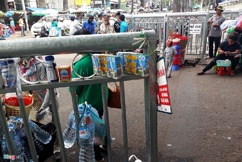 Hàng hóa được treo ngay trên hàng rào để bán trước cổng cấp cứu của bệnh viện.
