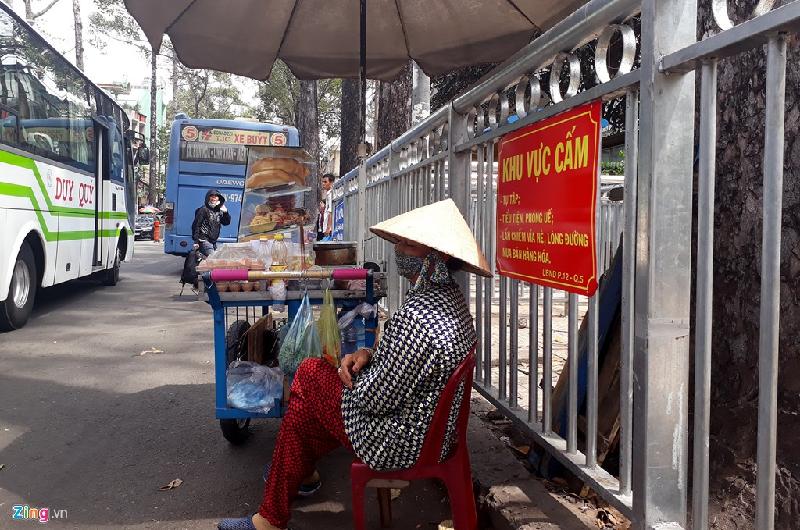 Xe hàng rong ngang nhiên bán ngay dưới lòng đường, sau biển cấm khiến mặt đường Nguyễn Chí Thanh bị thu hẹp.