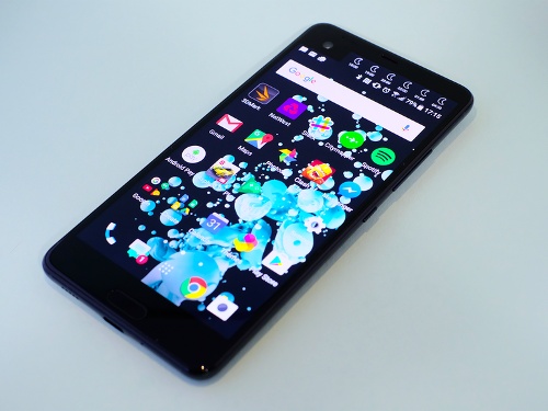 Màn hình lớn sắc nét kèm cả màn hình phụ: Để đáp ứng nhu cầu giải trí di động cao cấp, HTC đã trang bị cho mẫu phablet cao cấp của mình màn hình kích thước 5,7 inch với độ phân giải 2K (tương đương Samsung Galaxy Note 7) và sử dụng tấm nền IPS. 