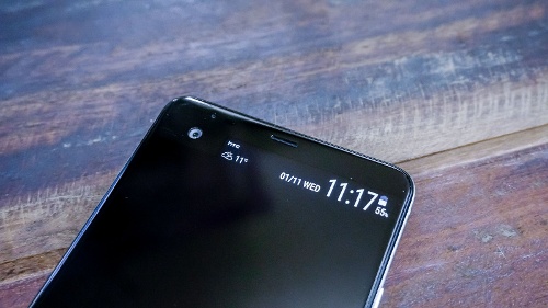 Camera phía trước thậm chí còn tốt hơn với độ phân giải 16 megapixel, tích hợp công nghệ UltraPixel, hỗ trợ độ nhạy sáng cao gấp bốn lần thông thường, có khả năng chụp hình trong điều kiện ánh sáng yếu tốt hơn. Nếu chụp ảnh là tính năng quan trọng trên smartphone thì HTC U Ultra có thể sẽ là một lựa chọn đáng dùng đến thời điểm này, ít nhất cho đến khi Samsung ra mắt Galaxy S8. 