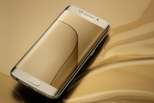 Samsung Galaxy S7 Edge màu vàng. Nếu “một nửa” của bạn là tín đồ Android thì nên lựa chọn chiếc Galaxy S7 màu vàng. Đây là lựa chọn khả thi nếu bạn muốn chinh phục người yêu của mình bằng món quà công nghệ tuyệt diệu. Bởi Samsung Galaxy S7 Edge mang vẻ đẹp tuyệt hảo với những đường cong đầy mê hoặc trên chất liệu cao cấp. Thiết kế màn hình cong độc đáo bằng công nghệ hiện đại, Samsung Galaxy S7 Edge đem đến cảm giác thú vị và lạ mắt. Đặc biệt phiên bản màu hồng thể hiện đẳng cấp và thời trang, nến rất phù hợp để làm quà Valentine cho “một nửa” của bạn. Sản phẩm có giá tầm 17 triệu đồng.