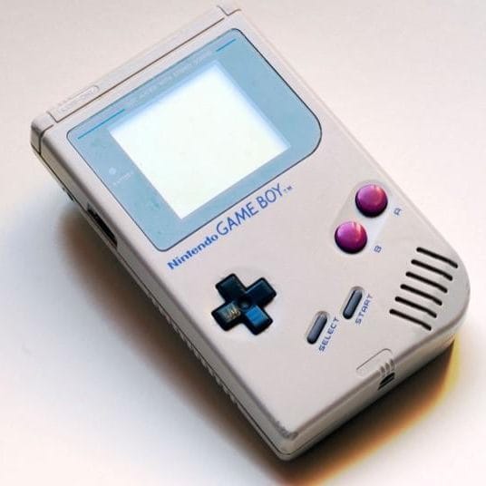 6. Máy chơi game Nintendo Game Boy: Máy chơi game Nintendo thế hệ đầu tiên Game Boy được phát hành năm 1989 cùng thời với game Tetris huyền thoại. Mặc dù chỉ có 4 màu đen trắng nhưng nó hỗ trợ nhiều trò chơi khác nhau và các phiên bản khác của game cũng lần lượt ra đời như Game Boy Color, Game Boy Advance đạt thành công trên toàn thế giới. Tuy nhiên, thế hệ máy chơi game Nintendo DS ra đời đã khiến Game Boy rơi vào quên lãng.