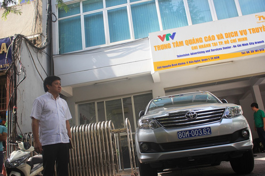 Ngày 23-2, trong lúc kiểm tra đường Nguyễn Bỉnh Khiêm, ông Hải nhận thấy chiếc xe biển xanh 80M trước Trung tâm Quảng cáo và Dịch vụ truyền hình, Đài Truyền hình Việt Nam (chi nhánh tại TP HCM) chiếm vỉa hè