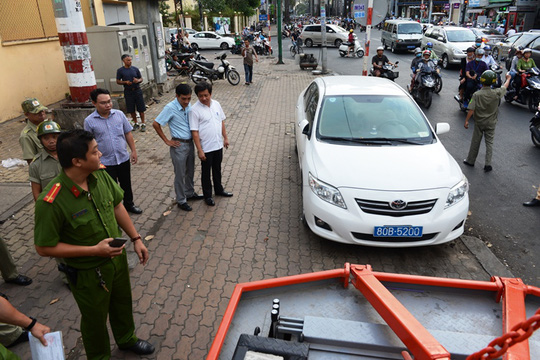 Đặc biệt, một chiếc xe biển xanh mang biển số 80B đậu trên vỉa hè đường Nguyễn Thị Minh Khai (cạnh Bệnh viện Từ Dũ) bị cẩu về bãi tập kết