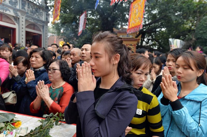 Sinh viên Phạm Thu Hồng (ở quận Hoàng Mai) đã đi hơn chục km cùng chị gái đền phủ để cầu nguyện cho năm mới được gặp nhiều may mắn.