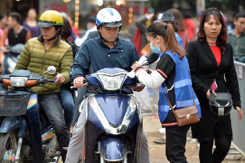 Giống như các năm trước, đầu xuân Đinh Dậu, ban tổ chức đã trông giữ xe máy miễn phí cho toàn bộ du khách đến phủ Tây Hồ.
