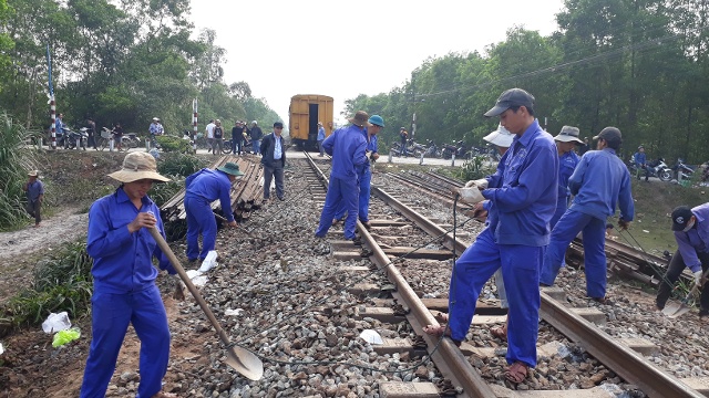 Công nhân đường sắt sửa chữa đường ray 