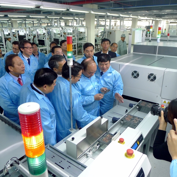 Thủ tướng Nguyễn Xuân Phúc đánh giá cao các thiết bị đầu cuối do VNPT sản xuất.