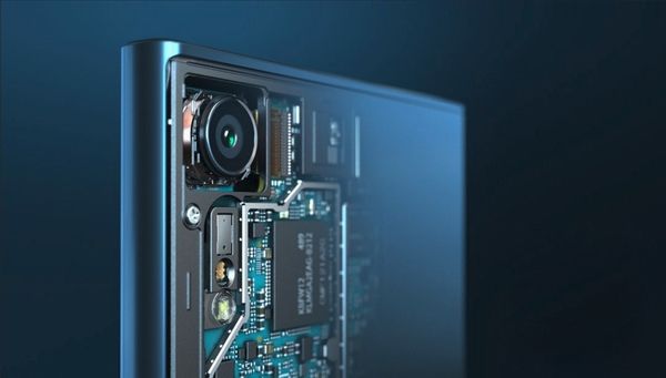 Xperia XZ Premium được trang bị camera 19 MP, tích hợp khả năng lấy nét lai, chỉ cần tốn 0,03 giây để lấy nét, chống rung 5 trục độc quyền của Sony giúp quay video được ổn định hơn. Tuy nhiên đáng tiếc máy không hỗ trợ bộ ổn định hình ảnh quang học cho video cũng như hỗ trợ khi chụp ảnh trong các điều kiện ánh sáng không lý tưởng.