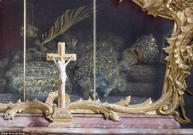 Một bộ xương khác thuộc về Thánh Clemens, chết trong năm 95 ở Rome. Khi đó, ngài bị chặt đầu. Ảnh: Sue Anne Zollinger.
