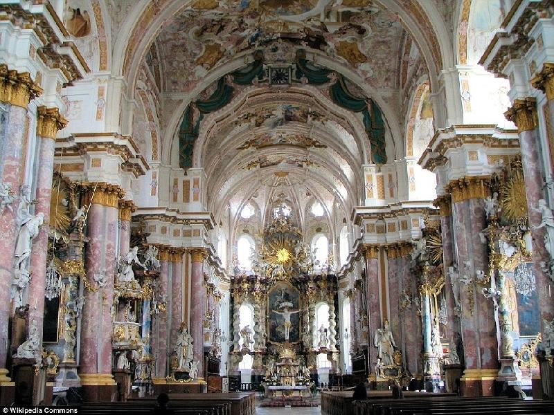 Tu viện Fürstenfeld được Louis II, Công tước xứ Bavaria, cho xây dựng vào giữa những năm 1200, theo lệnh của Đức Giáo Hoàng Alexander IV, coi một hành động sám hối vì đã giết người vợ đầu tiên của mình. Ảnh:Wikipedia Commons.