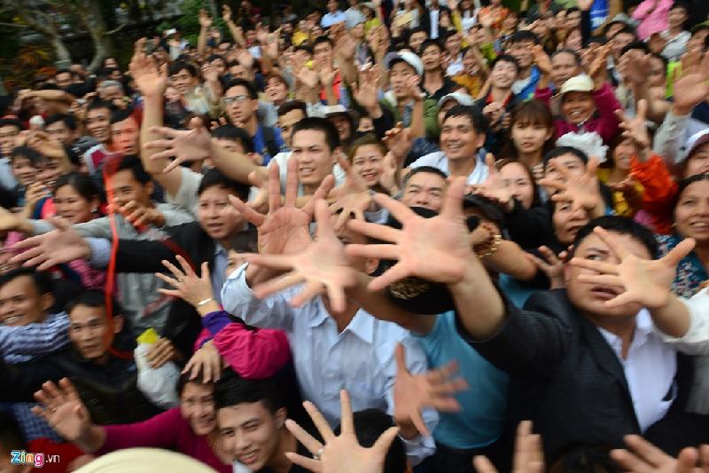 Tranh giành lộc làm hỗn loạn lễ hội chùa Hương